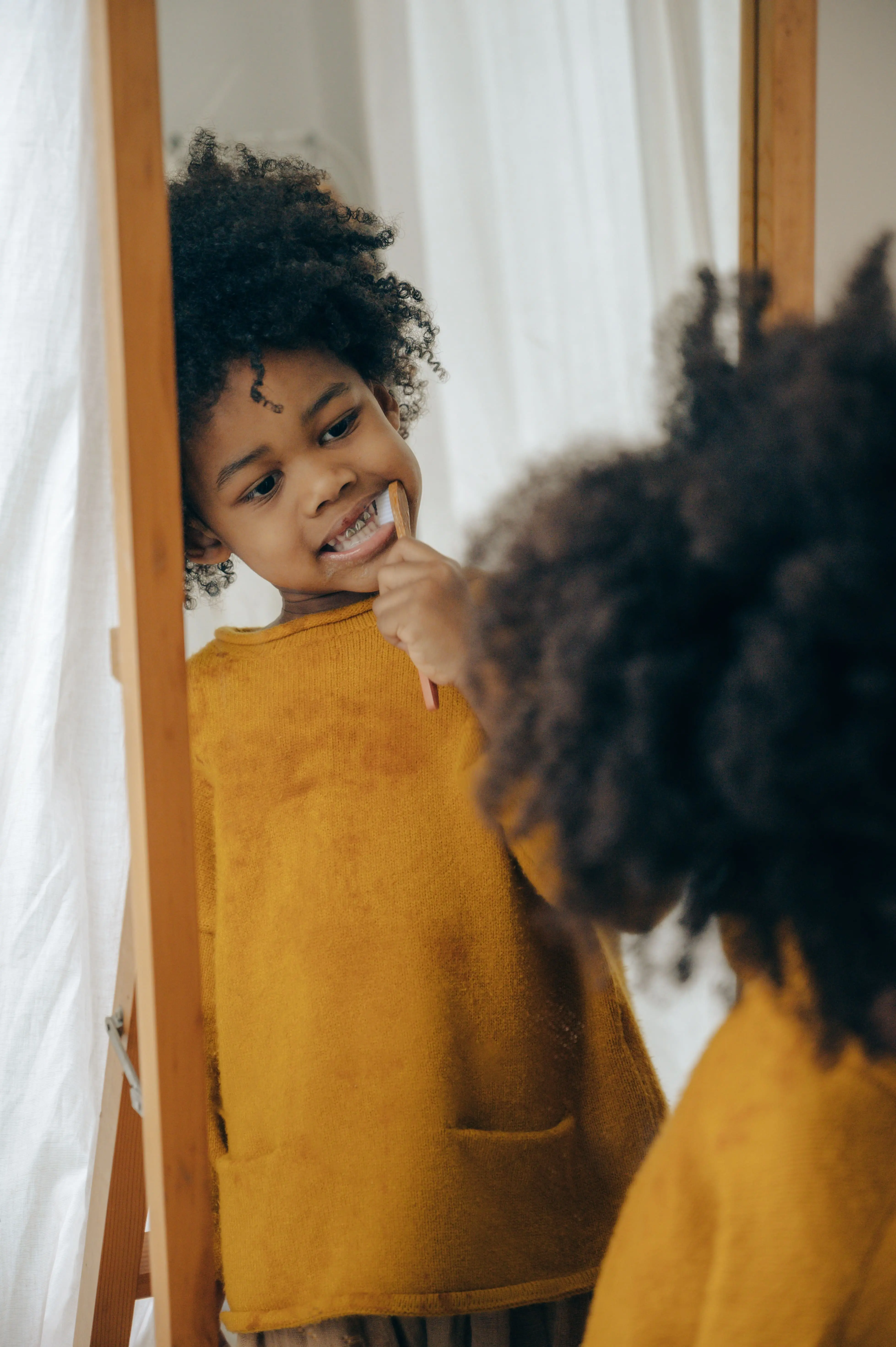 Petite fille se brossant consciencieusement les dents